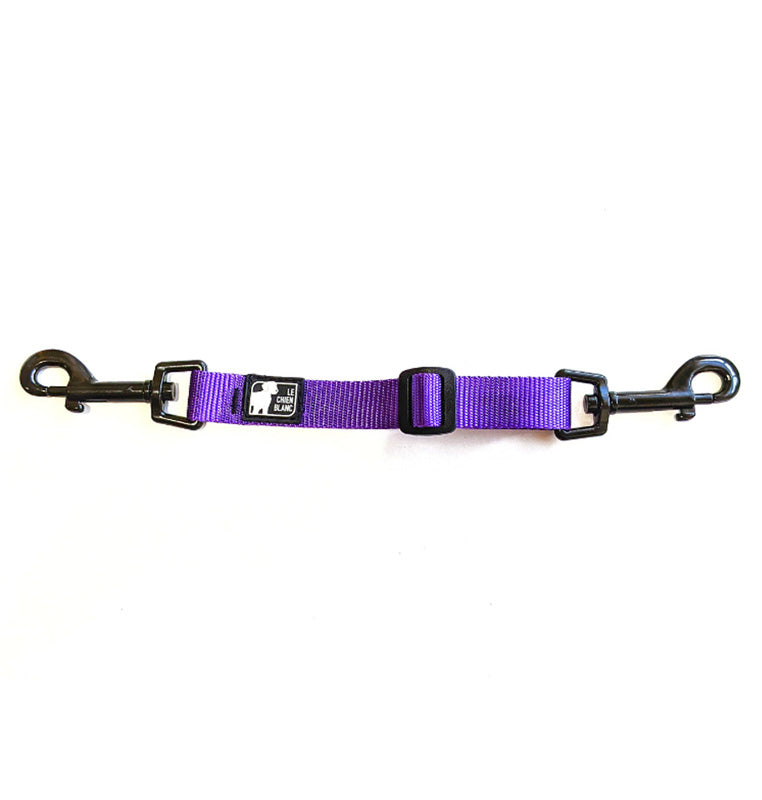 Bêtes Gourmandes. Sangle de sécurité mauve Le Chien Blanc pour chien, attaché au collier et au harnais pour empêcher les fuites. 19,99$