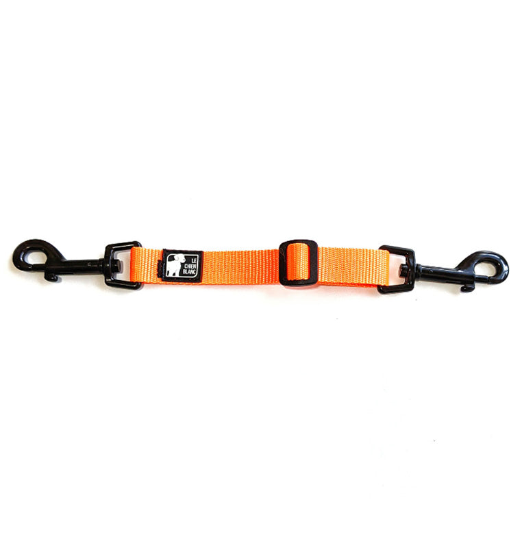 Bêtes Gourmandes. Sangle de sécurité orange Le Chien Blanc pour chien, attaché au collier et au harnais pour empêcher les fuites. 19,99$
