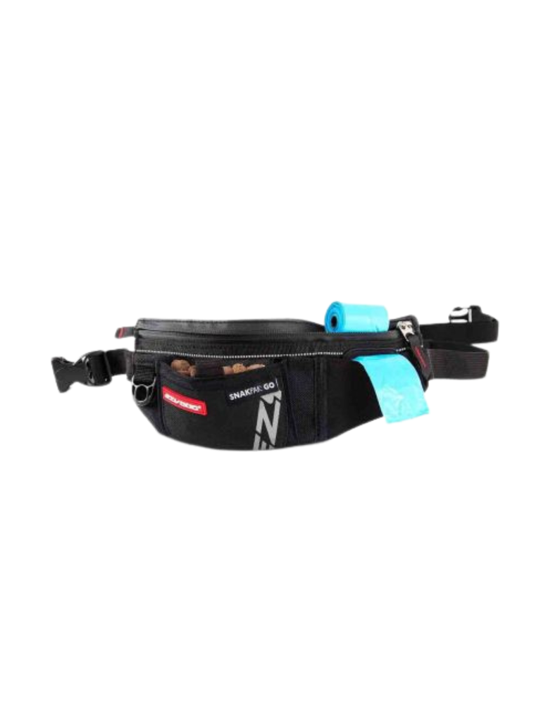 Le Snakpak Go de Ezydog est votre sac à emporter pour chaque promenade ou course. Dispose d’un profil mince avec ceinture intégrée qui comprend une petite pochette magnétisée pour un accès facile aux friandises, une poche pour contenir les essentiels, un distributeur de sac de ramassage et il est réfléchissant aussi!