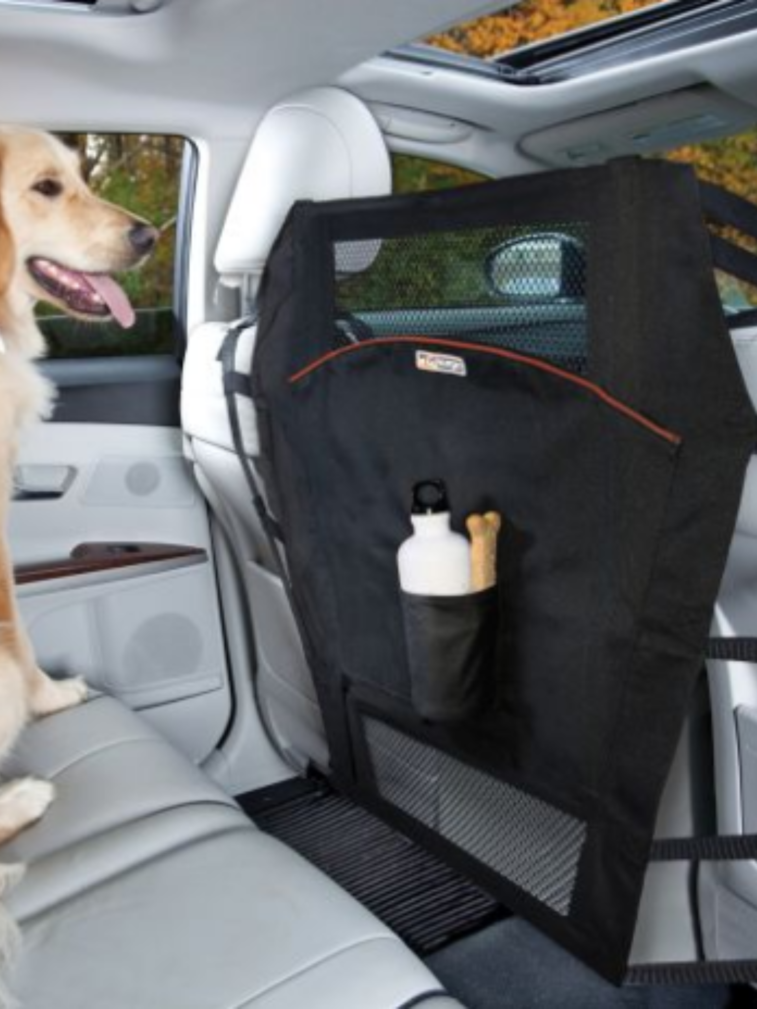 Conçue pour prévenir la distraction au volant, cette simple barrière en tissu se fixe à l’arrière de vos sièges avant et bloque l’espace au-dessus de votre console centrale. 