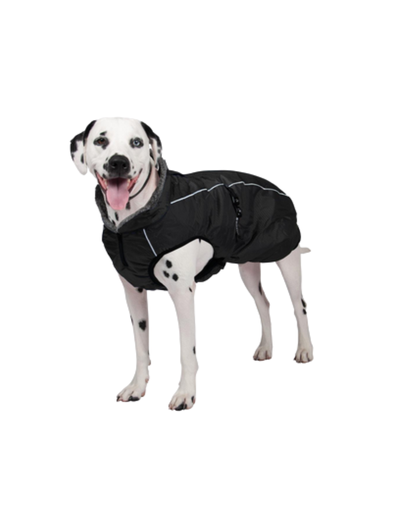 Manteau pour chien à couverture complète conçu pour la fonctionnalité et les climats froids. Imperméable avec une doublure en polaire confortable pour plus de chaleur, ce manteau est doté d'une bande ventrale en forme de Y couvrant toute la poitrine pour une protection supplémentaire de la poitrine et du ventre.