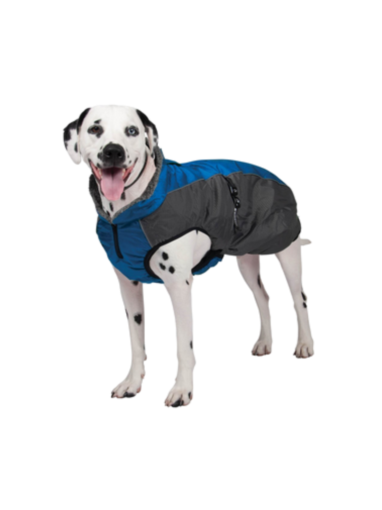 Manteau pour chien à couverture complète conçu pour la fonctionnalité et les climats froids. Imperméable avec une doublure en polaire confortable pour plus de chaleur, ce manteau est doté d'une bande ventrale en forme de Y couvrant toute la poitrine pour une protection supplémentaire de la poitrine et du ventre.