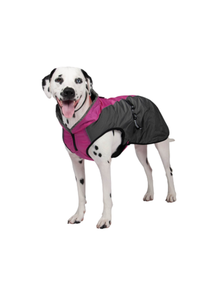 Manteau pour chien à couverture complète conçu pour la fonctionnalité et les climats froids. Imperméable avec une doublure en polaire confortable pour plus de chaleur, ce manteau est doté d'une bande ventrale en forme de Y couvrant toute la poitrine pour une protection supplémentaire de la poitrine et du ventre.