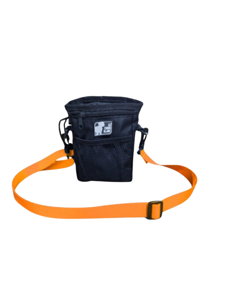L’ÉTUI VOLT est le sac à gâterie le plus complet sur le marché. L’étui est muni d’une sangle ajustable et peut se porter à la taille, en bandoulière ou directement à la ceinture.